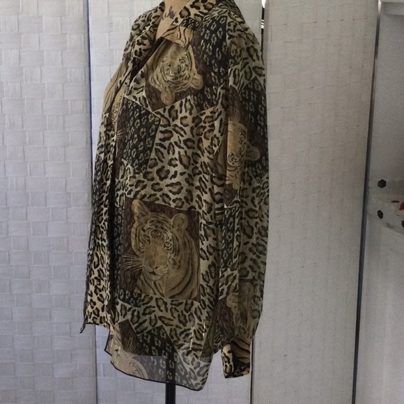 Woman’s Tiger Print Blouse size L color tan and black looks like 2 pc but is 1 - Picture 2 of 9